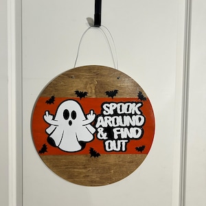 Spook rund um und finden Sie heraus Schild - Lustige Halloween-Tür-Dekor | Geist und Fledermaus Holz Runde | 14 bis 20 Zoll Größen | Freche Veranda Kleiderbügel
