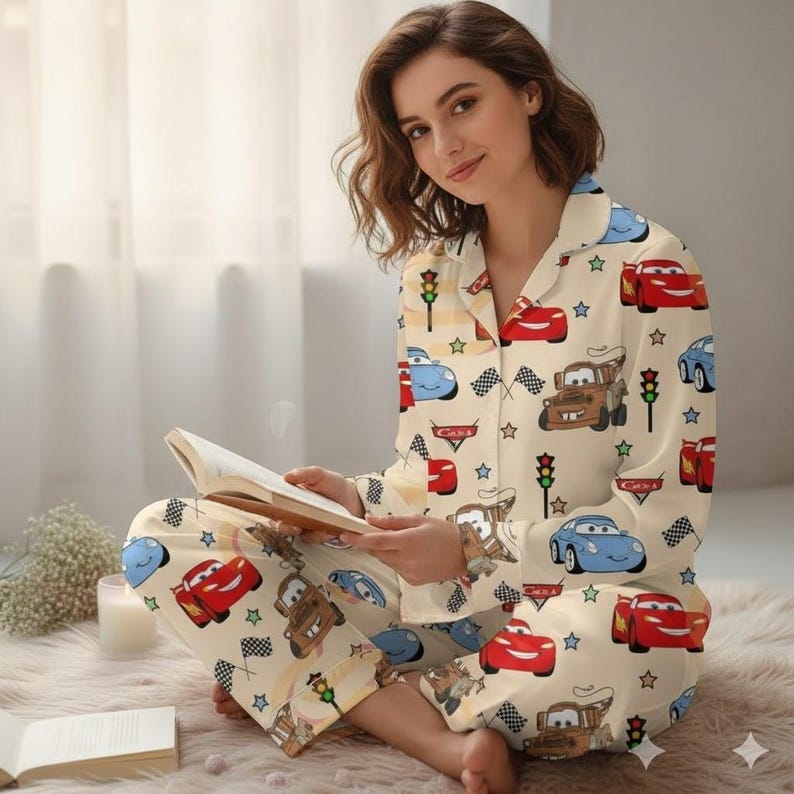 Peut inclure: Ensemble de pyjama cr&egrave;me avec un motif r&eacute;p&eacute;t&eacute; de voitures de dessins anim&eacute;s, de feux de circulation et de drapeaux &agrave; damier. Le haut &agrave; manches longues et le pantalon sont en mati&egrave;re douce. L'ensemble de pyjama est con&ccedil;u pour le confort et la d&eacute;tente.