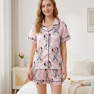 Pijama con auriculares de Minnie Mouse, bonito conjunto familiar de Disney, ropa de dormir con música y baile, regalo para ella imagen 4