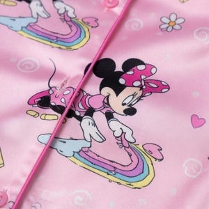Schattige Minnie Mouse roze regenboogpyjamaset, op Disney geïnspireerde nachtkleding loungepyjama, pastel cartoon cadeau voor haar afbeelding 5