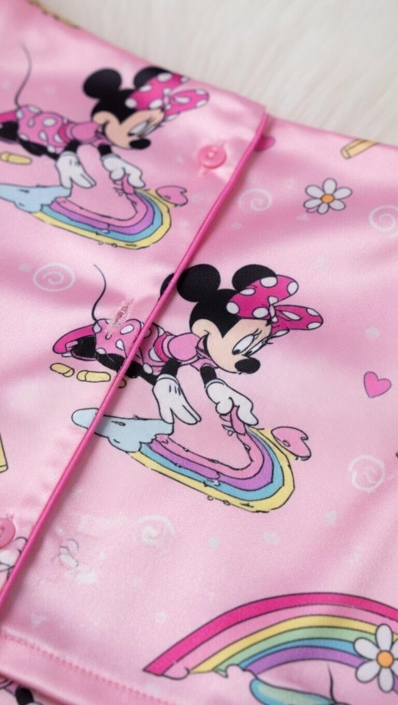 Schattige Minnie Mouse roze regenboogpyjamaset, op Disney geïnspireerde nachtkleding loungepyjama, pastel cartoon cadeau voor haar afbeelding 5