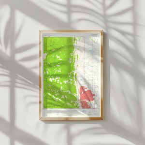 Könnte beinhalten: Eine gerahmte topografische Karte mit einem goldfarbenen Holzrahmen. Die Karte zeigt grüne, weiße und rote Bereiche, die wahrscheinlich Gelände und Stadtentwicklung darstellen. Die Karte ist detailliert mit Höhenlinien und anderen geografischen Merkmalen.