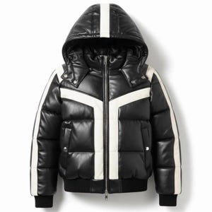 Puede incluir: Chaqueta acolchada negra con capucha y rayas blancas. La chaqueta tiene cremallera, puños de canalé y dobladillo de canalé. Rayas blancas recorren las mangas y el centro de la capucha.