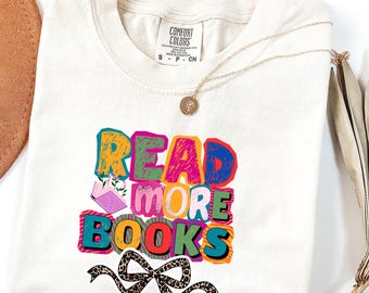Komfort Farben Lesen Sie mehr Bücher Shirt | Buch Liebhaber T-Shirt | Bookish Grafik-T-Shirt | Bücherwurm Geschenk | Gemütliches Lese Shirt | Literarische Frauen Männer
