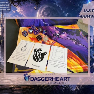 Può includere: Un set di giochi di ruolo da tavolo con dadi, carte oggetto e un tabellone a tema fantasy. Le carte mostrano illustrazioni e testo, tra cui "Gem of Alacrity" e "Minor Health Potion Recipe". L'immagine mostra anche il testo "Instant Download" e "Daggerheart Compatible".