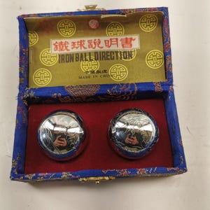 Può includere: Un set di tre tazze in ceramica con finitura opaca e macchiettata. Ogni tazza presenta un colore diverso: azzurro, crema e grigio. Le tazze hanno un design semplice e moderno con una forma arrotondata e un manico comodo.