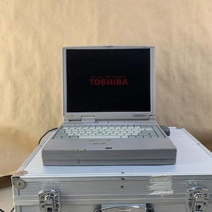 Pacchetto laptop vintage Toshiba Satellite 4020CDT / PC retrò con accessori e custodia