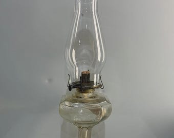 Lámpara de aceite antigua de 1925 / Lámpara de queroseno de vidrio prensado transparente / Iluminación vintage para el hogar coleccionable
