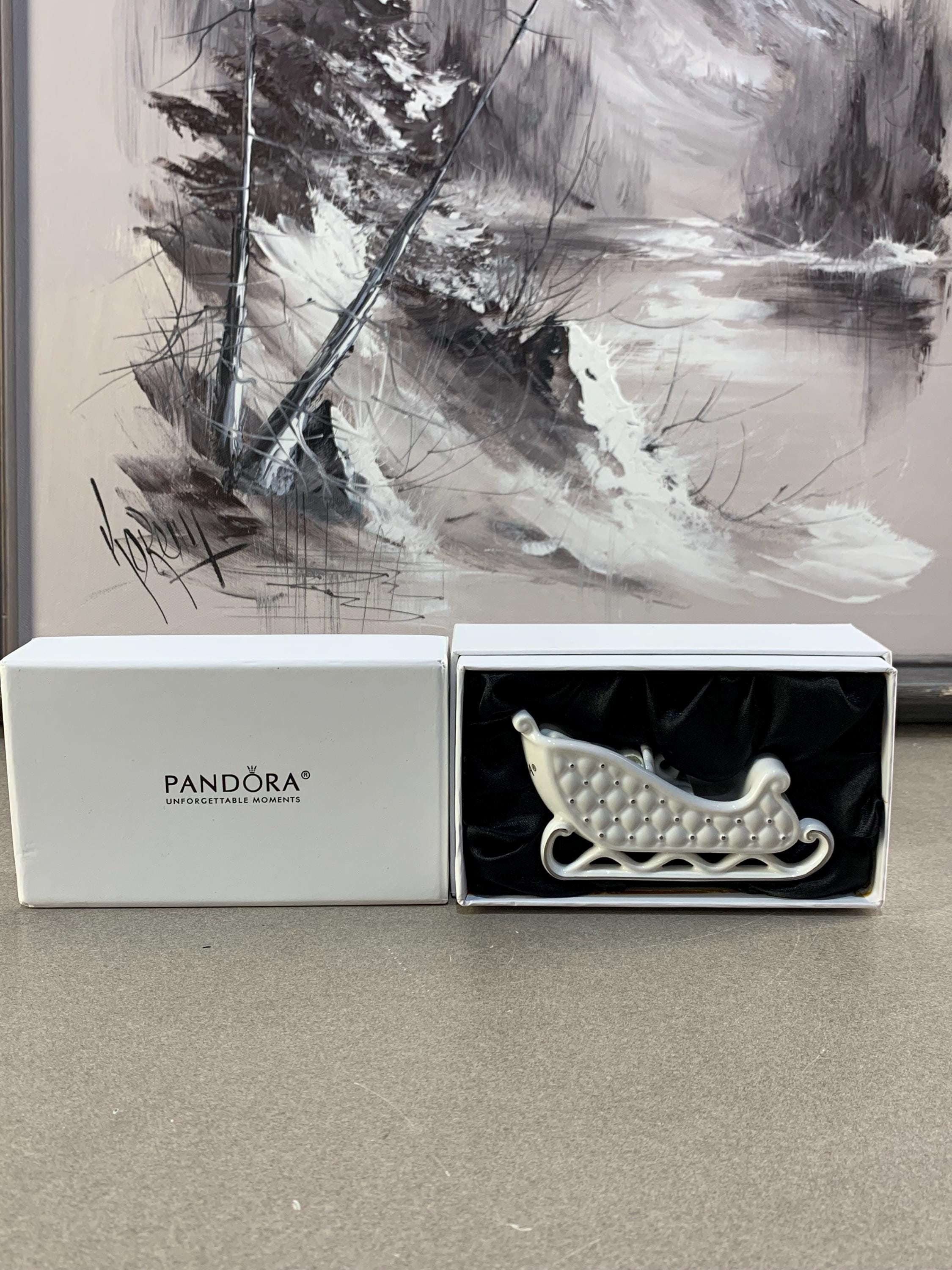 PANDORA Limited Edition 2014 Porcelain Sleigh Christmas  display picture 1