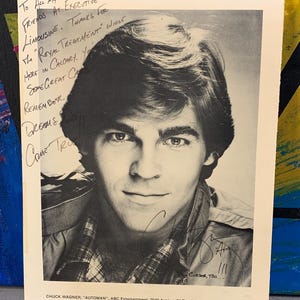 Peut inclure: Photographie en noir et blanc de Chuck Wagner, star d'"Automan". L'image comprend du texte manuscrit et une signature. Le texte se lit comme suit : "À tous mes amis d'Executive Limousine. Merci pour le 'Royal Treatment' ici à Calgary."