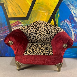 Gepard leopardmönstrad docka viktoriansk sammetssoffa med smyckeskrin | Vintage displaydekor