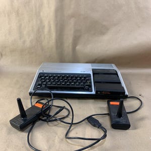 Computadora doméstica Texas Instruments TI-99/4A vintage / Consola TI-99 con juegos y joystick, sistema retro
