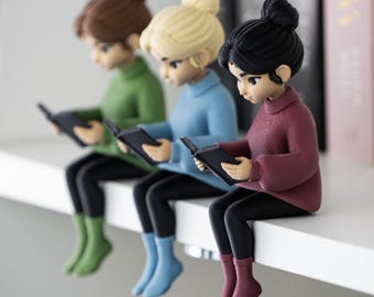 Lesende Figur Kantenhocker | Bücherregal Deko | Individuelle Haar- & Outfitfarben