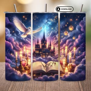 以下が含まれることがあります： おとぎ話がテーマのタンブラー。城、フクロウ、メガネをかけた開いた本が描かれています。デザインには、ろうそく、ポーションボトル、星空が含まれており、紫と青の雲を背景にしています。タンブラーには銀色のストローが付いています。