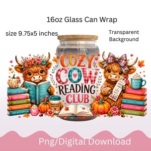 Può includere: Un design per bicchiere da 16oz con due mucche highland, una con occhiali e corona di fiori, l'altra con un fiocco a quadri. Il testo recita Cozy Cow Reading Club, circondato da pile di libri, zucche e tazze di caffè.