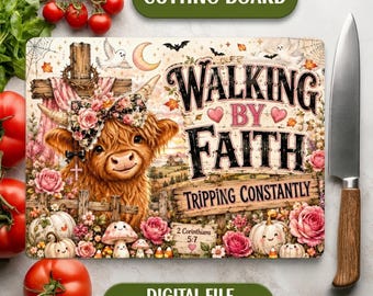 Halloween-Glasschneidebrett „Walking By Faith“ (PNG), lustiges christliches Hochlandrind-Küchen-Sublimationsdesign zum Download