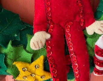 Corona de 15 pulgadas de Bucilla Elf on the Shelf terminada