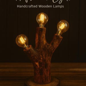 Könnte beinhalten: Handgefertigte Holzlampe mit drei freiliegenden Glühfadenlampen. Die Lampe besteht aus einem dunkelbraunen, strukturierten Holzstück mit dem Text "dot. filament Lights" und "Handcrafted Wooden Lamps" in einer Schreibschrift.