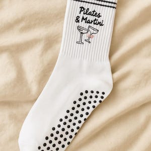 weiße pilates socken set damen anti rutsch yoga socken stickerei herz schleife pilates martini coffee cozy home ästhetik sport socken geschenk pilatesliebhaber barre training grip socks rutschfest fitness studio socken trend 2025 motiv socken beige rosa braun schwarz design etsy handmade look sportliche baumwollsocken deko shooting minimalistisch lifestyle soft pastel feminine aesthetic wellbeing mindful movement balance socks