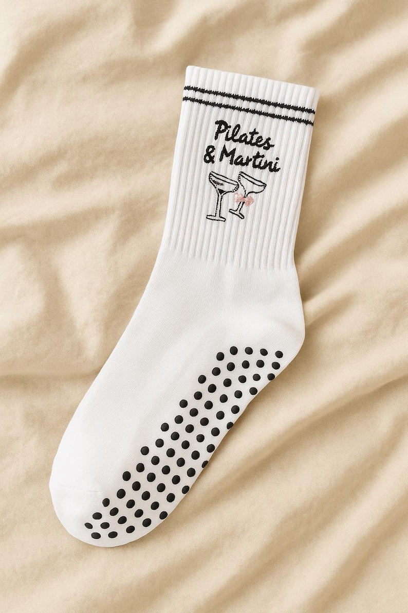 weiße pilates socken set damen anti rutsch yoga socken stickerei herz schleife pilates martini coffee cozy home ästhetik sport socken geschenk pilatesliebhaber barre training grip socks rutschfest fitness studio socken trend 2025 motiv socken beige rosa braun schwarz design etsy handmade look sportliche baumwollsocken deko shooting minimalistisch lifestyle soft pastel feminine aesthetic wellbeing mindful movement balance socks