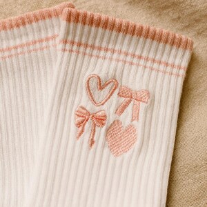 weiße pilates socken set damen anti rutsch yoga socken stickerei herz schleife pilates martini coffee cozy home ästhetik sport socken geschenk pilatesliebhaber barre training grip socks rutschfest fitness studio socken trend 2025 motiv socken beige rosa braun schwarz design etsy handmade look sportliche baumwollsocken deko shooting minimalistisch lifestyle soft pastel feminine aesthetic wellbeing mindful movement balance socks