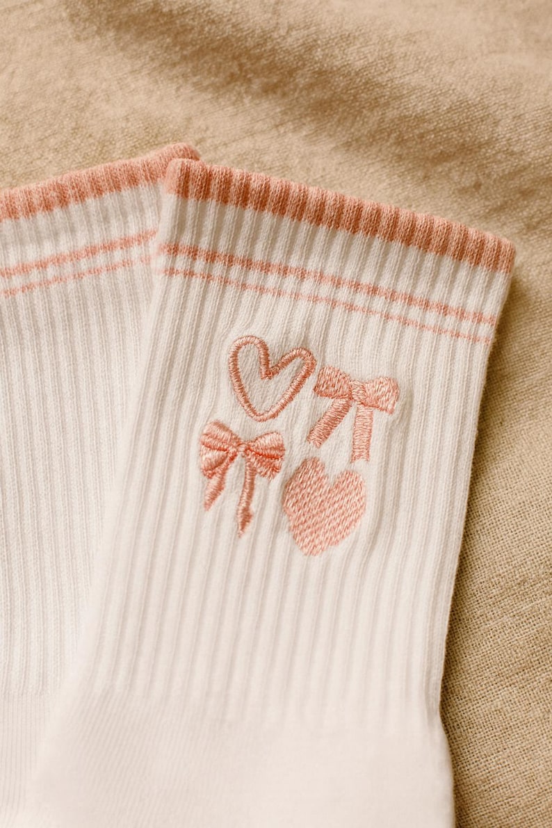 weiße pilates socken set damen anti rutsch yoga socken stickerei herz schleife pilates martini coffee cozy home ästhetik sport socken geschenk pilatesliebhaber barre training grip socks rutschfest fitness studio socken trend 2025 motiv socken beige rosa braun schwarz design etsy handmade look sportliche baumwollsocken deko shooting minimalistisch lifestyle soft pastel feminine aesthetic wellbeing mindful movement balance socks