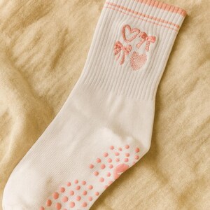 weiße pilates socken set damen anti rutsch yoga socken stickerei herz schleife pilates martini coffee cozy home ästhetik sport socken geschenk pilatesliebhaber barre training grip socks rutschfest fitness studio socken trend 2025 motiv socken beige rosa braun schwarz design etsy handmade look sportliche baumwollsocken deko shooting minimalistisch lifestyle soft pastel feminine aesthetic wellbeing mindful movement balance socks