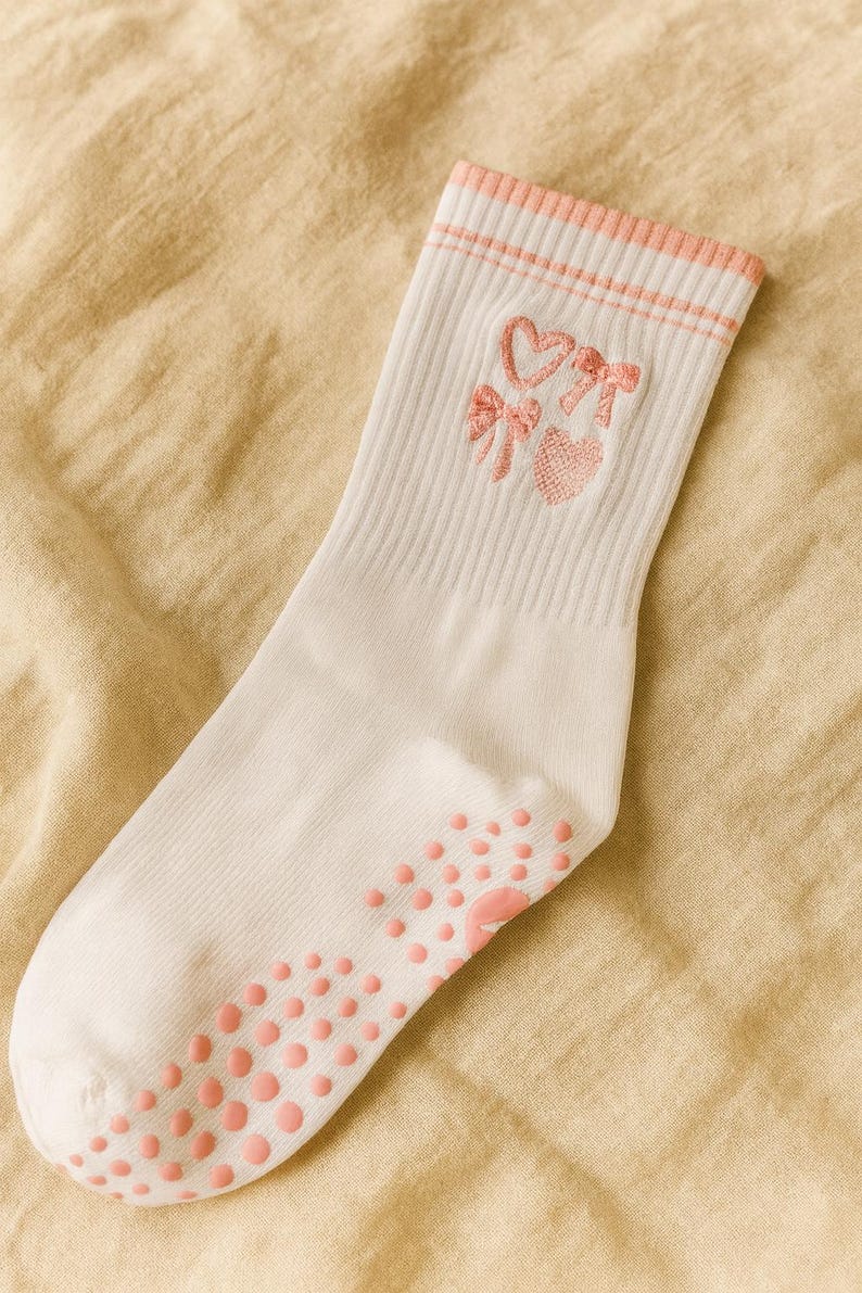 weiße pilates socken set damen anti rutsch yoga socken stickerei herz schleife pilates martini coffee cozy home ästhetik sport socken geschenk pilatesliebhaber barre training grip socks rutschfest fitness studio socken trend 2025 motiv socken beige rosa braun schwarz design etsy handmade look sportliche baumwollsocken deko shooting minimalistisch lifestyle soft pastel feminine aesthetic wellbeing mindful movement balance socks