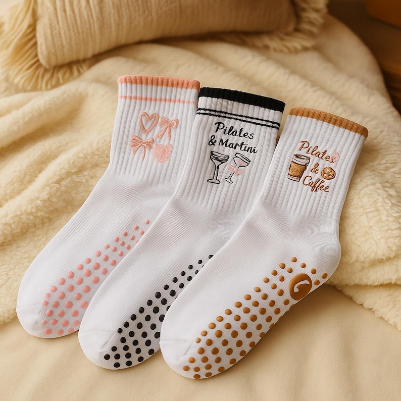 weiße pilates socken set damen anti rutsch yoga socken stickerei herz schleife pilates martini coffee cozy home ästhetik sport socken geschenk pilatesliebhaber barre training grip socks rutschfest fitness studio socken trend 2025 motiv socken beige rosa braun schwarz design etsy handmade look sportliche baumwollsocken deko shooting minimalistisch lifestyle soft pastel feminine aesthetic wellbeing mindful movement balance socks