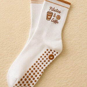 weiße pilates socken set damen anti rutsch yoga socken stickerei herz schleife pilates martini coffee cozy home ästhetik sport socken geschenk pilatesliebhaber barre training grip socks rutschfest fitness studio socken trend 2025 motiv socken beige rosa braun schwarz design etsy handmade look sportliche baumwollsocken deko shooting minimalistisch lifestyle soft pastel feminine aesthetic wellbeing mindful movement balance socks