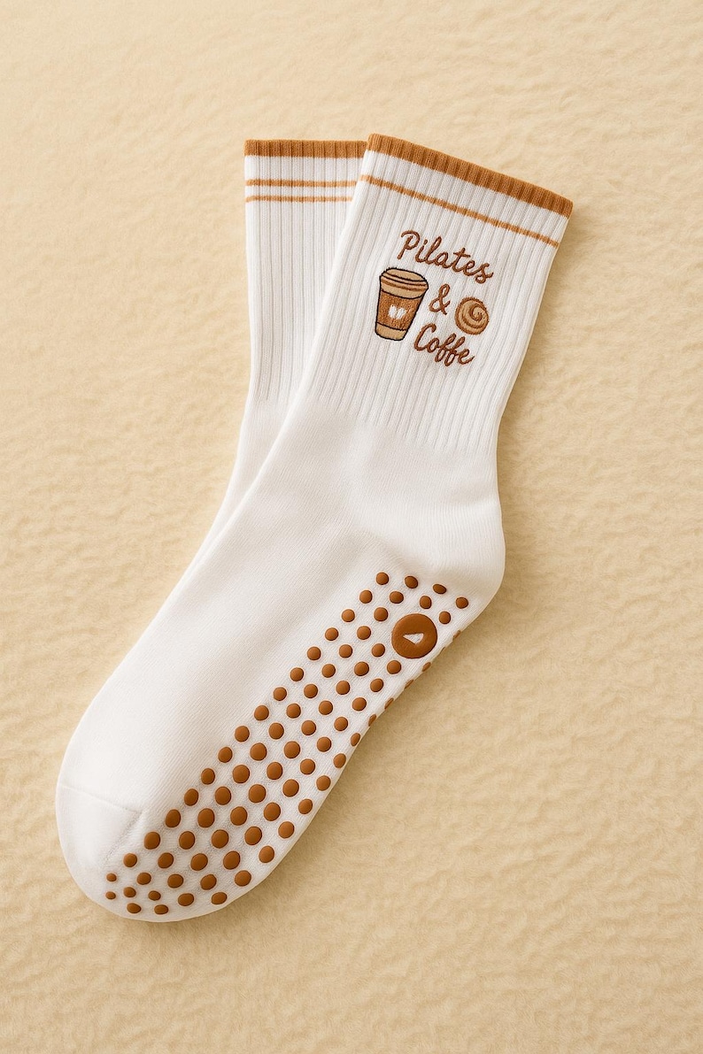 weiße pilates socken set damen anti rutsch yoga socken stickerei herz schleife pilates martini coffee cozy home ästhetik sport socken geschenk pilatesliebhaber barre training grip socks rutschfest fitness studio socken trend 2025 motiv socken beige rosa braun schwarz design etsy handmade look sportliche baumwollsocken deko shooting minimalistisch lifestyle soft pastel feminine aesthetic wellbeing mindful movement balance socks
