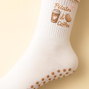 weiße pilates socken set damen anti rutsch yoga socken stickerei herz schleife pilates martini coffee cozy home ästhetik sport socken geschenk pilatesliebhaber barre training grip socks rutschfest fitness studio socken trend 2025 motiv socken beige rosa braun schwarz design etsy handmade look sportliche baumwollsocken deko shooting minimalistisch lifestyle soft pastel feminine aesthetic wellbeing mindful movement balance socks