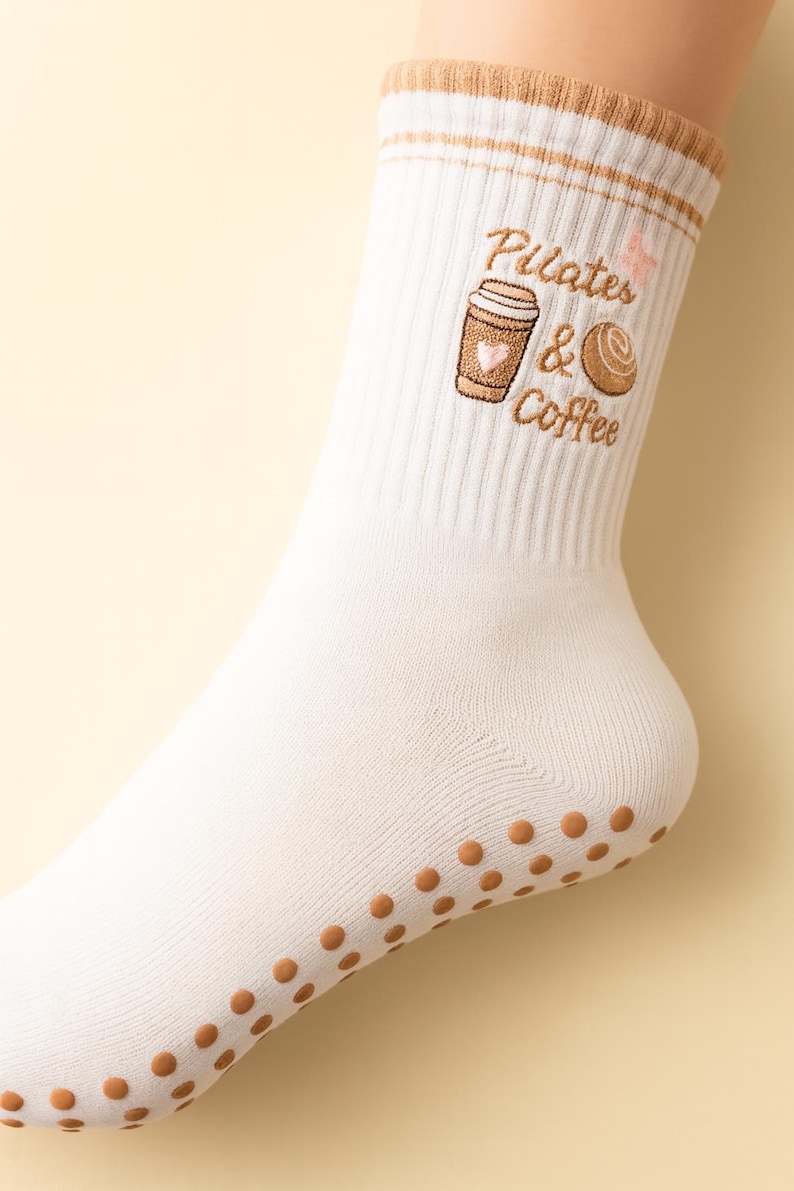 weiße pilates socken set damen anti rutsch yoga socken stickerei herz schleife pilates martini coffee cozy home ästhetik sport socken geschenk pilatesliebhaber barre training grip socks rutschfest fitness studio socken trend 2025 motiv socken beige rosa braun schwarz design etsy handmade look sportliche baumwollsocken deko shooting minimalistisch lifestyle soft pastel feminine aesthetic wellbeing mindful movement balance socks