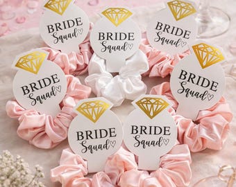 Witte satijnen scrunchie – haarelastiek voor de bruid en haar bruidsmeisjes | Accessoire, cadeau voor het bruidsteam, haaraccessoire voor een vrijgezellenfeest, vrijgezellenfeest voor vrouwen