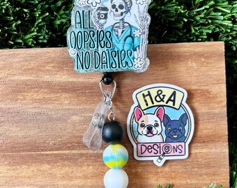 Alle Oopsies keine Gänseblümchen, lustige Krankenschwester Retactable Ausweisrolle - Skelett Ausweishalter, niedliches Humor Geschenk oder Accessoire.
