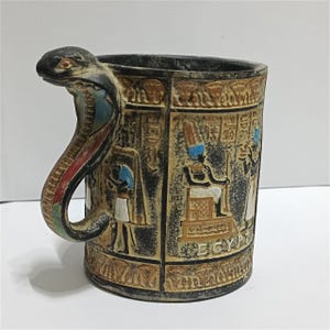 Handgjord egyptisk mugg med kobrahandtag och hieroglyfkonst