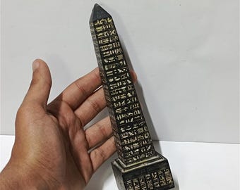 Obélisque égyptien fait main avec hiéroglyphes, pièce de décoration ancienne élégante