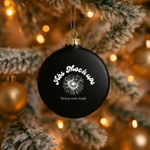Könnte beinhalten: Eine schwarze Weihnachtskugel mit goldenen Akzenten, die an einer goldenen Kette hängt. Die Kugel trägt den Text "Abs Mockups" und ein Sonnenblumen-Design. Der Text "Mockup made simple" ist ebenfalls vorhanden.