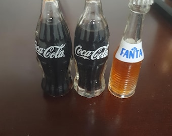 Juego de botellas de vidrio vintage en miniatura de Coca-Cola y Fanta (décadas de 1960 y 1970), líquido original, minibotellas publicitarias poco comunes (juego de 3)