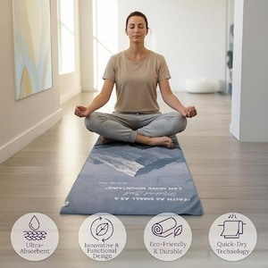 Puede incluir: Una esterilla de yoga azul con un diseño de montaña y el texto "FAITH AS SMALL AS A CAN MOVE MOUNTAINS". La esterilla es ultra absorbente, ecológica y de secado rápido. Se muestra a una persona meditando sobre la esterilla.