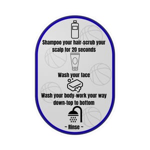 Op de afbeelding: Een ovale sticker met een blauwe rand en een witte achtergrond. De sticker bevat zwarte lijntekeningen van een shampoofles, een lotiontube, zeep en een douchekop, met instructies: "Shampoo je haar-scrub je hoofdhuid gedurende 20 seconden", "Was je gezicht", "Was je lichaam-werk je weg van boven naar beneden", en "~ Spoel ~."