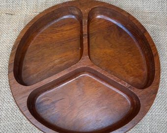 Okrągła taca do serwowania z drewna tekowego marki MCM Dolphin