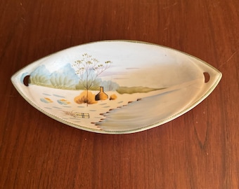 Plato antiguo de porcelana Nippon con forma de canoa.