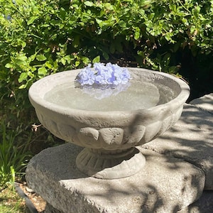 BAÑERA O MACETA VINTAGE PARA PÁJAROS (4 colores): Recipiente decorativo de piedra maciza y duradero para jardín. ¡Retiene agua! Sellado para exteriores. Hecho a mano en EE. UU.