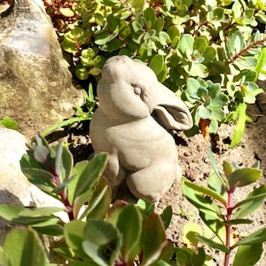 CONEJO ESTRELLA VINTAGE: Estatua de conejo de piedra maciza. Decoración para el hogar y el jardín. Hecho a mano en EE. UU.
