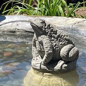CROQUE-CRAPAUD VINTAGE (8 couleurs au choix) : Statue de grenouille en pierre massive. Décoration pour fontaine, bassin et jardin. Résistante aux intempéries. Fabriquée artisanalement aux États-Unis.
