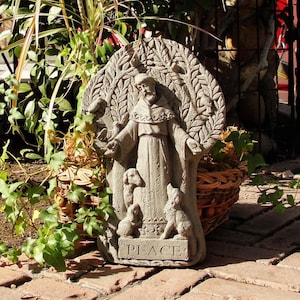PLACA DE SAN FRANCISCO: Adorno de pared de piedra maciza. Decoración católica para el hogar y el jardín. Hecho a mano en EE. UU.