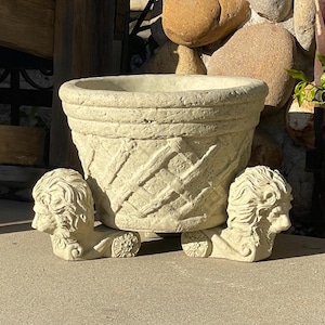 Lot de 3 POTFEETS LION VINTAGE (4 options de couleurs) : jardinières surélevées avec pieds de pot en pierre solide. Décoration de jardin et de terrasse. Coffre-fort extérieur. Fabriqué à la main aux États-Unis