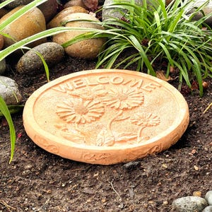 PIEDRA DE BIENVENIDA: Adoquín de piedra maciza. Mensaje seguro para el jardín. Hecho a mano en EE. UU.
