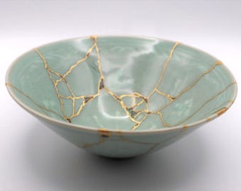 Cuenco de té celadón Kintsugi: Chawan japonés con oro y nácar